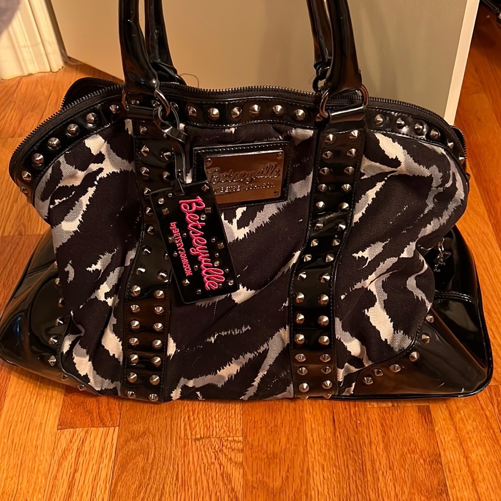 🦋Betsey Johnson 'Betseyville' large weekender bag